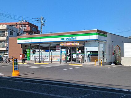 ファミリーマートさいたま曲本二丁目店 600ｍ(徒歩8分)