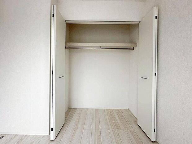 【☆Closet☆】各居室に収納を完備しております収納が豊富な住宅は居室空間がしっかりと使えるので暮らしやすさが断然に上がります。荷物をを気にすることなく家具の配置をお好み通りにできるのも大きな魅力です。