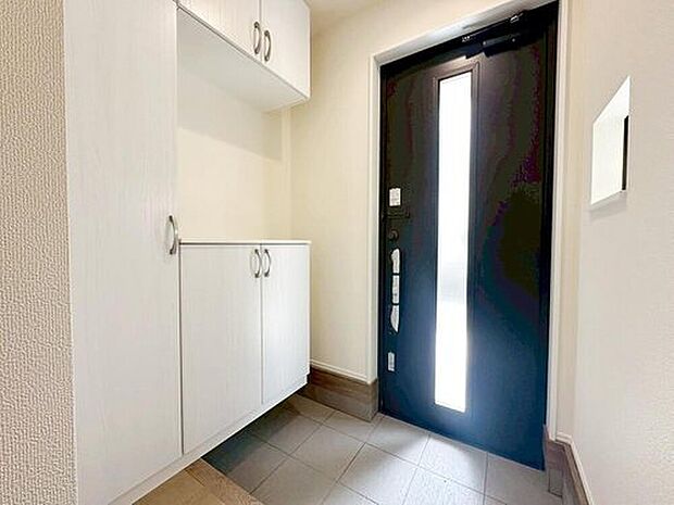 【玄関】こちらが玄関です。お客様の訪問時に建物の中で一番先に目に入る場所です。大型シューズボックスも備え付けてあり、ご家族皆様の靴もゆったり入ります。