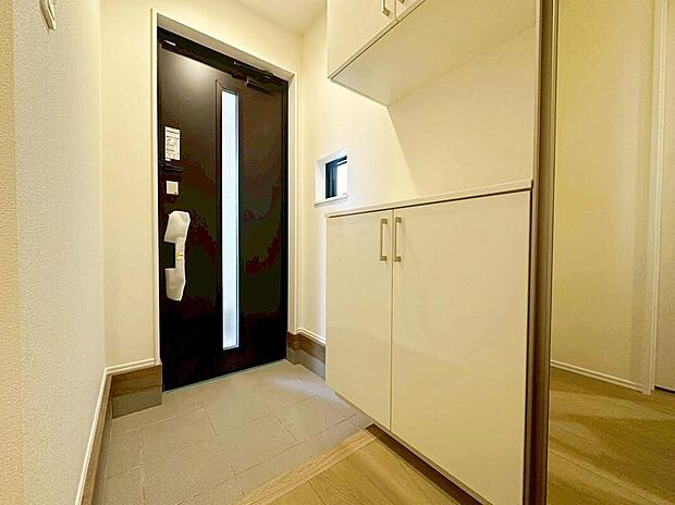 【☆Entrance☆】こちらが玄関です。お客様の訪問時に建物の中で一番先に目に入る場所です。大型シューズボックスも備え付けてあり、ご家族皆様の靴もゆったり入ります。