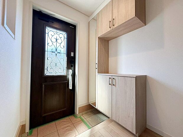 【玄関】明るく、ゆったりとした玄関スペースは建物のゆとりを感じさせます。大型のシューズボックスは姿見付き。お出かけ前の身だしなみ確認にも便利ですね♪