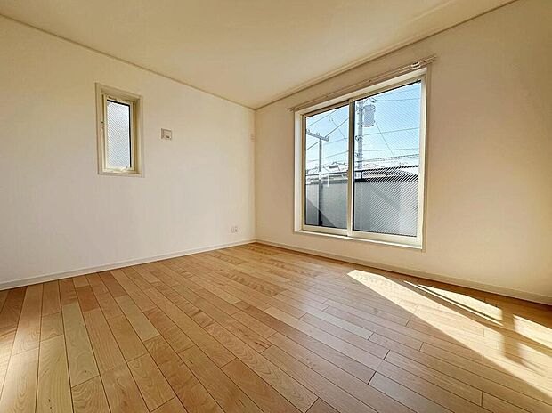 【リビング以外の居室】光を取り入れやすのはもちろんですが、建物全体の窓の数も増えておりますので、換気性能に優れた物件です。窓を開ければ家中を気持ちの良い風が通り抜けます。※家具はCG合成しております。
