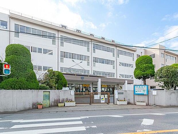 戸田市立戸田中学校（約500m）