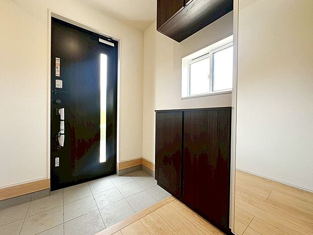 【玄関】こちらが玄関です。お客様の訪問時に建物の中で一番先に目に入る場所です。大型シューズボックスも備え付けてあり、ご家族皆様の靴もゆったり入ります。