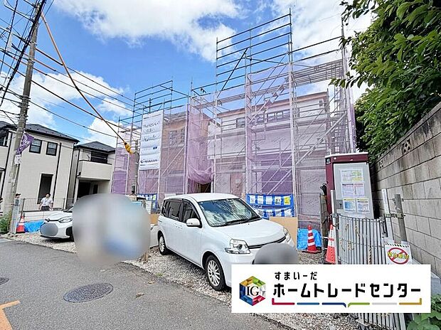 【前面道路含む現地写真】土地117.29m2のゆとりある敷地に、約18帖の広々LDKを確保。パントリーなど収納も充実し、カースペース2台分(車種による)を備えた暮らしやすい住まいです。