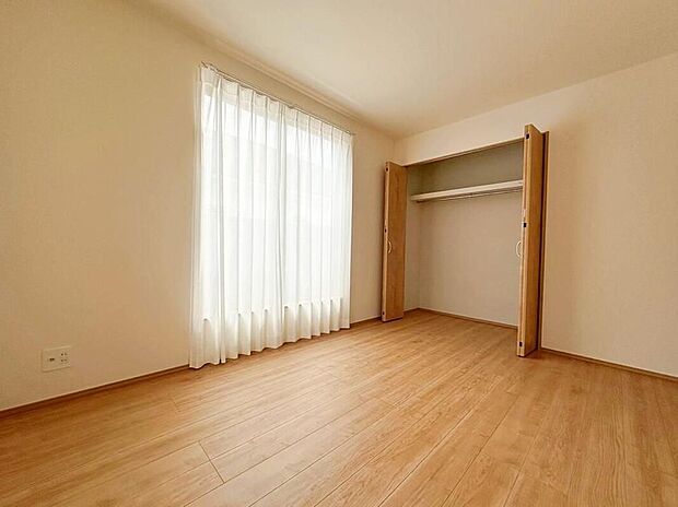 【☆Closet☆】全居室に収納を完備しておりますので、居室の全空間を有効活用出来ます。自分好みのお部屋で、ゆったりお寛ぎ頂けます。