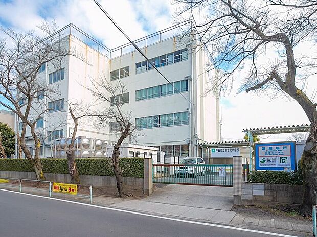 戸田市立新曽北小学校（約290m）