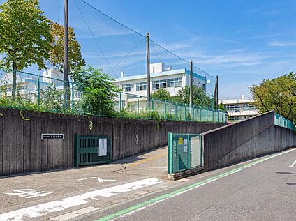 さいたま市立春岡小学校 700m(徒歩9分)