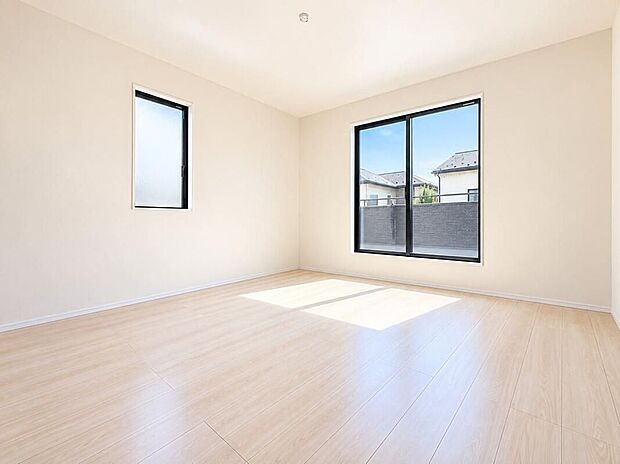 【リビング以外の居室】全居室2面採光です。光を取り入れやすのはもちろんですが、建物全体の窓の数も増えておりますので、換気性能に優れた物件です。窓を開ければ家中を気持ちの良い風が通り抜けます。