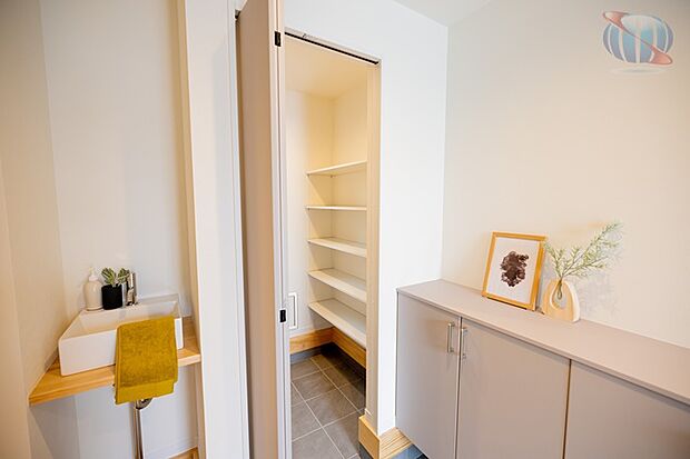 【ondo建物プラン例/玄関】玄関に洗面台を設置。帰宅後自然に手洗いができる動線を考えました◎