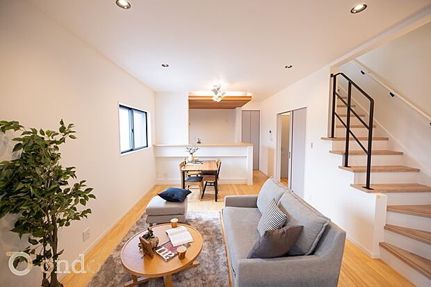 【ondo建物プラン例/LDK】リビング・ダイニングスペースをゾーニングできる設計で、家族団らん時間をゆったり過ごすことができそうです。