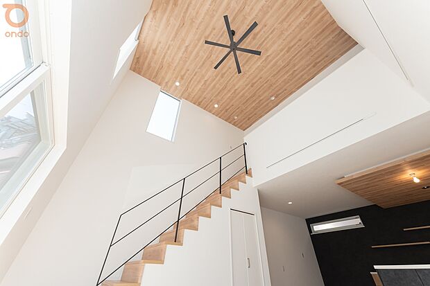 【ondo建物プラン例/LDK】高さのある天井と大きな窓がもたらす解放感。吹き抜けを通して光と風が巡り、家族が心地よく過ごせるリビングです。