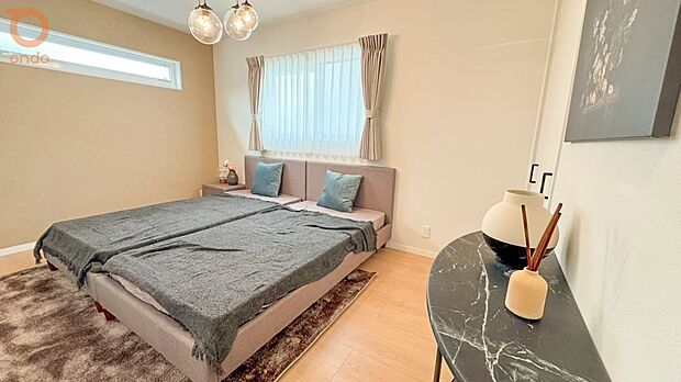 【ondo建物プラン例/洋室】落ち着いた色合いでまとめられた洋室。窓から光が差し込み、床の木目を優しく照らします。シンプルな空間で、多用途に使える一室です。