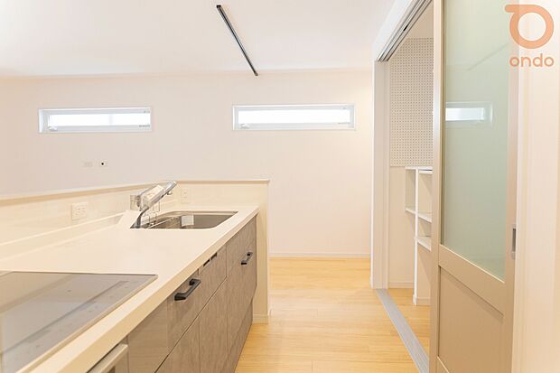 【ondo建物プラン例/キッチン】
広々としたキッチンは、日々の料理も快適。お子さまの成長後には、一緒に料理を楽しめるゆとりがあります◎