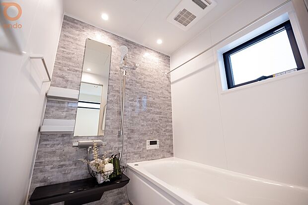 【ondo建物プラン例/浴室】ダークカラーのスタイリッシュなデザイン。ゆったりご入浴いただけます。便利な浴室乾燥機付きで、天候問わず洗濯物をカラッと乾かせます。カビ対策にも◎