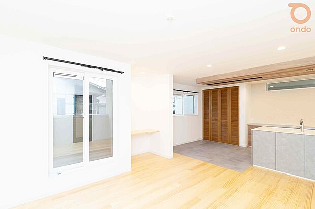 【ondo建物プラン例/LDK】朝の光がやさしく差し込むLDKで、一日が気持ちよく始まる。自然と家族が集まる、居心地のいい空間です。