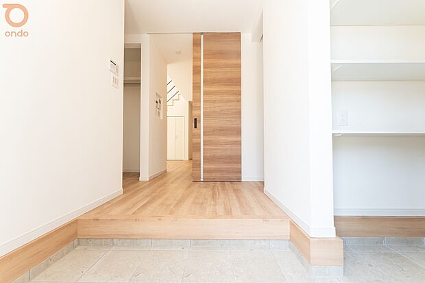 【ondo建物プラン例/玄関】玄関からLDKへ続く明るいアプローチ。木目の引き戸とナチュラルな床材がやさしい印象の空間に◎SICも完備し、すっきりとした動線で、帰宅後の流れも快適です◎