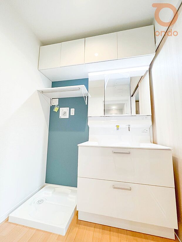 【ondo建物プラン例/洗面室】洗面台に加え、上部収納も備えており、日用品やストック類もすっきり整理できる収納充実の洗面スペースです◎
