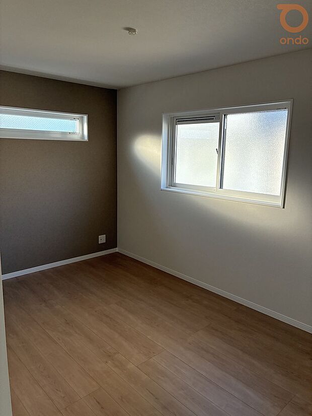 【【古市3丁目モデルハウス/洋室】】落ち着いた色合いでまとめられた洋室。窓から光が差し込み、床の木目を優しく照らします。シンプルな空間で、多用途に使える一室です。