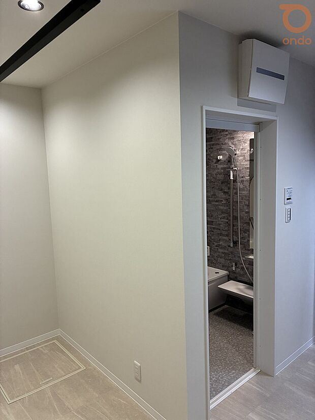 【【古市3丁目モデルハウス/脱衣室】】洗面室から浴室へつながる動線がスムーズな設計。やさしい色味でまとめた空間が清潔感を引き立て、毎日の支度や入浴が気持ちよく行えるレイアウトです。