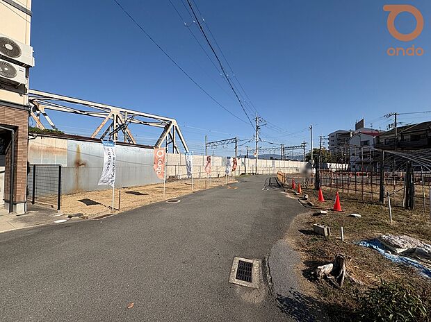 【【前道道路含む現地写真】】前面幅員 約5.56mで車のすれ違いもスムーズ◎