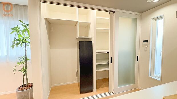 【【ondo建物プラン例/キッチン背面収納】】キッチン背面には、使い勝手の良い収納スペースを確保。仕分けしやすい棚構成で、日用品や調理道具をすっきり整理できます。