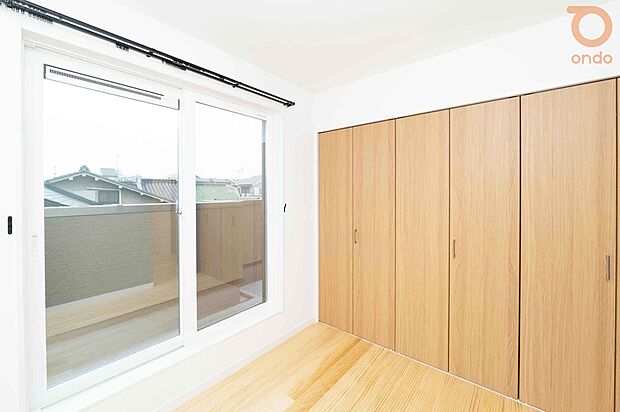 【【ondo建物プラン例/洋室】】窓からの光と、整う収納。心と部屋が同時に整う、そんな一室です。