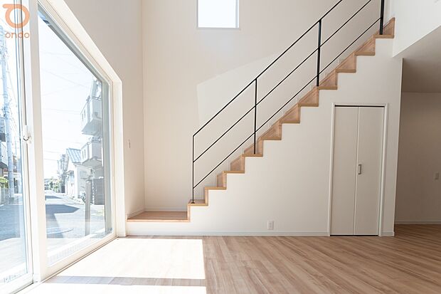 【【ondo建物プラン例/リビング】】すっきりとしたアイアン手すりが、開放感のある空間にシャープな印象をプラス。光あふれるリビングに心地よいデザイン性を与えています。