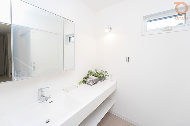 【【ondo建物プラン例/洗面室】】広々とした作業スペースを備えた洗面台。朝の準備時間も、ご家族でゆとりを持ってお使いいただけます。