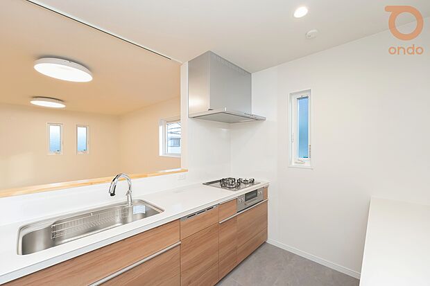 【【ondo建物プラン例/キッチン】】食洗機+魚焼きグリル付き◎広々とした作業スペースで、料理がスムーズに進むキッチン。