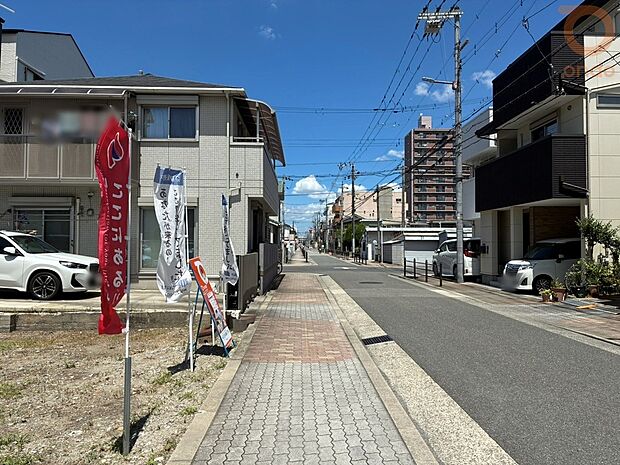 【【前面道路含む現地写真】】前面道路は一方通行のため、交通量が比較的少なく、車の出し入れもスムーズです。