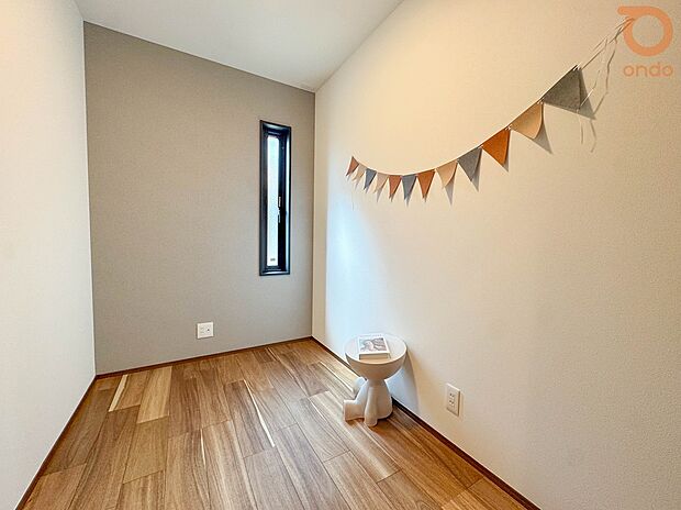 【【ondo建物プラン例/書斎】】ひとり時間にちょうどいい書斎スペース。窓もあるので閉塞感がなく、落ち着いて作業に集中できます。