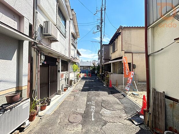 【【前面道路含む現地写真】】全面道路幅員:約3.68m 閑静な住宅街にあり、落ち着きと暮らしやすさを兼ね備えた立地