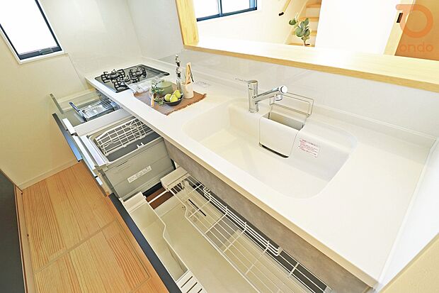【【ondo建物プラン例/キッチン】】家事負担を軽減する食器洗乾燥機搭載のシステムキッチン。キッチンには大容量の収納が備わっていますので、キッチン回りがすっきりと片付きます◎。