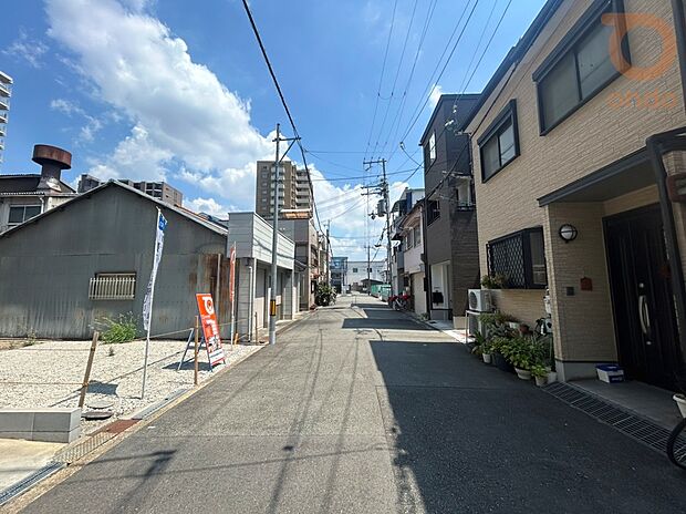 【【前面道路含む現地写真】】全面道路幅員:約5.8m 車のすれ違い、駐車もラクラク◎
