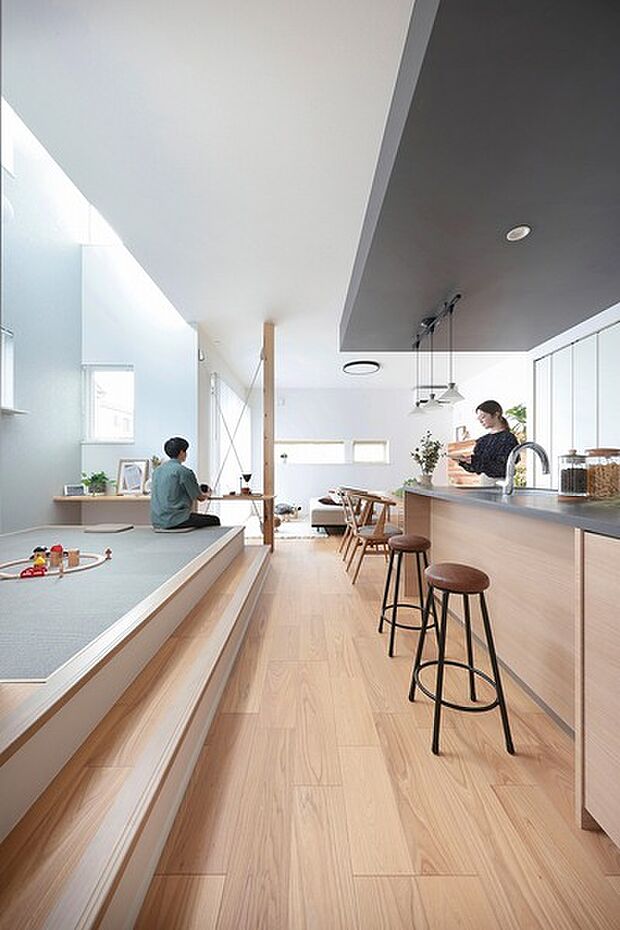 ワイドなカウンターを壁付けにすることで、広々とゆとりあるリビング空間を確保。暮らしに合わせた演出が愉しめます。