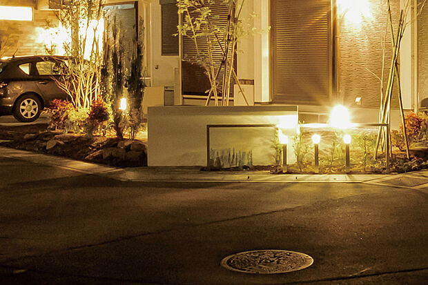 【【灯かりのいえなみ協定(R)】】暗くなると各邸の門灯やブラケット灯が自動で点灯し、街並みを美しくライトアップ。省エネ性に優れたLED照明を採用し負担を軽減。昼だけでなく夜も美しい街を演出するとともに、夜間の防犯性も高めます。※センサ