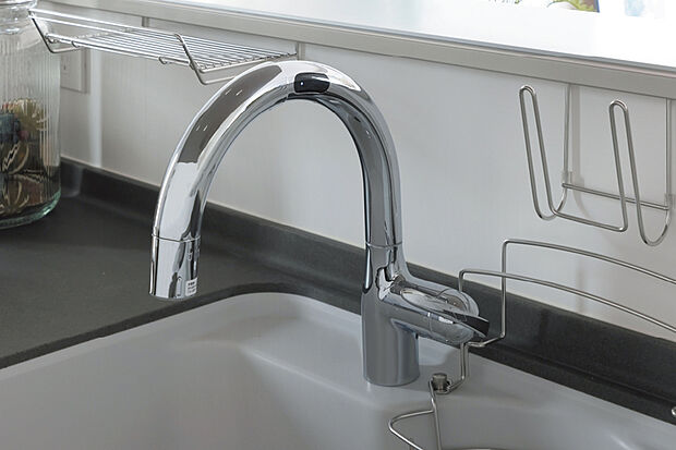 【【タッチレス蛇口一体型浄水器「LC」】】清潔・安全に配慮したタッチレス水栓は、反応も速くストレスフリーな操作性。引き出してハンドシャワーとしても利用できます。