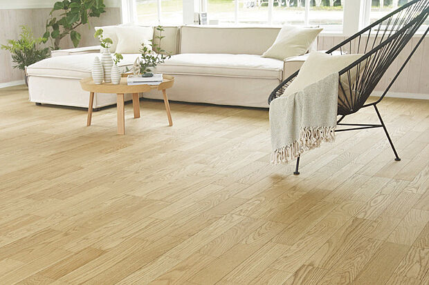 【【突き板フロア/銘樹モクトーン】】天然木の豊かな表情や風合いを引き出すことにこだわった突き板フローリング。基材には国産針葉樹合板を使い、新たな塗装法と抗菌・抗ウイルス加工を施して耐傷などの性能を満たしながら、天然木の質感をより一層楽し