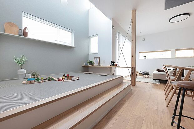 【【ステージリビング】】3方向から自然光が差し込むリビングは、一日を通して明るさを実感。段差を活かしたステージリビングは、遊びやくつろぎに心地よい居場所を生み出します。

