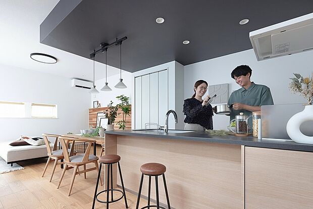 【【ふたりで立てるキッチンがちょうどいい】】作業スペースにゆとりを持たせたキッチンは、2人並んでの調理も快適。家事をシェアしながら、自然と笑顔が生まれる設計です。