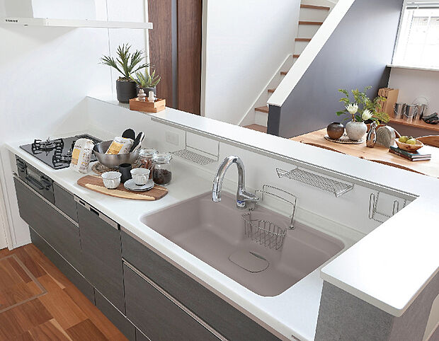 【【I型キッチン／Toclas Bb】】家族との繋がりを感じられる広々とした対面タイプ。人造大理石のカウンターは衝撃、熱に強い素材で毎日気兼ねなく使え、美しさが長持ちします。