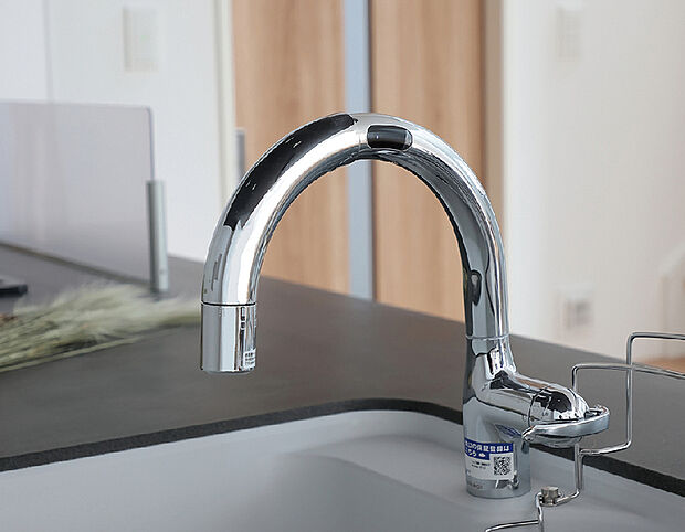 【タッチレス蛇口一体型浄水器LC】清潔・安心に配慮したタッチレス水栓は、藩王も早くストレスフリーな操作性。浄水シャワーも使え節水効果も期待できます。