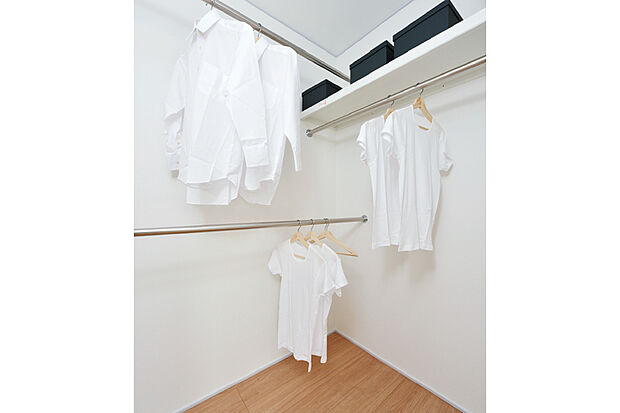 【【ウォークインクロゼット】】冬物のコートなど掛けたまま仕舞える大容量クロゼット。家族みんなの衣類や小物、かさばる季節家電なでもしっかりと収納でき、居室をすっきり保ちます。