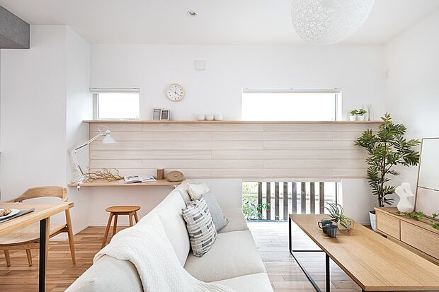 【木本来の美しい表情とやさしい質感の「KIRINOKA/シルキ】木の素材感と肌触りを活かし、桐のもつ軽さや柔らかさに加え、断熱性・多孔性による調湿効果などの優れた特性のあるウッドパネルを設えたリビングダイニング。
※モデルハウス5号棟/2025年6月撮影