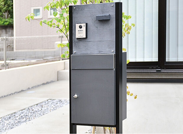 【【宅配ボックス付機能門柱】】※照明は明るさセンサー連動
街の景観にアクセントを添えるスタイリッシュな機能性門柱。宅配ボックス付きです。