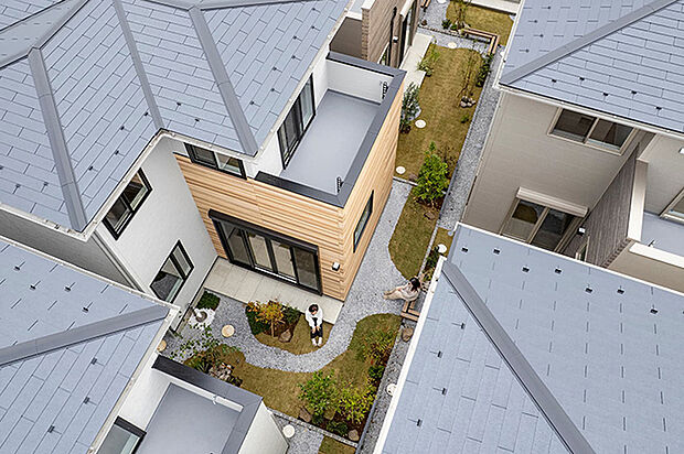 【“森”を包み込むような配棟で「風景」をシェア。】敷地の“裏側”を活用してプライベート感あふれる“森”の風景を創出。フレームフェンスやビームベンチで示すことで境界も風景に取り込み、室内や縁側テラスから美しい景色を満喫できます。