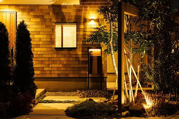 【【灯かりのいえなみ協定(Ｒ)】】夜間の景色を彩る、ポラス独自の取り組み「灯かりのいえなみ協定（Ｒ）」を締結。エコにも配慮したLEDの灯かりが夜間になると自動点灯。美しさを演出するとともに近隣の防犯にも貢献、安心を与えてくれます。