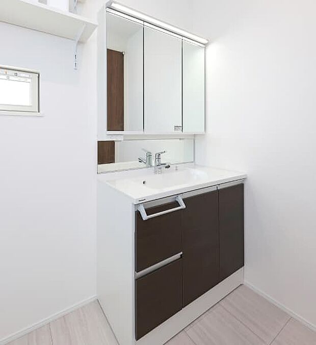 【【CLine】洗面台】くもりにくい加工のミラーと顔周りを効率的に照らす照明で使いやすいの洗面ドレッシング。
スキンケア用品や家電をすっきりと収納できるミラーキャビネット。