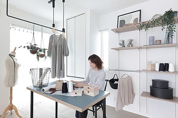 【【マルチルーム】】ライフスタイルに合わせて自由にアレンジして使えるマルチルームをリビングの隣にレイアウト。室内物干しに使えるハンギングレールや収納として便利に使えるマルチシェルフを標準装備しており、家事室として使えば家